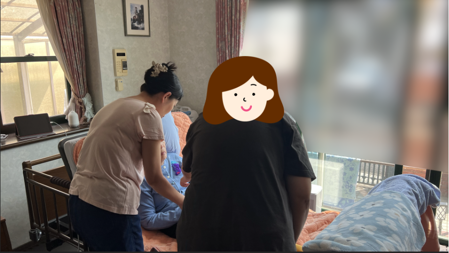 ベッド脇で在宅介護をする様子