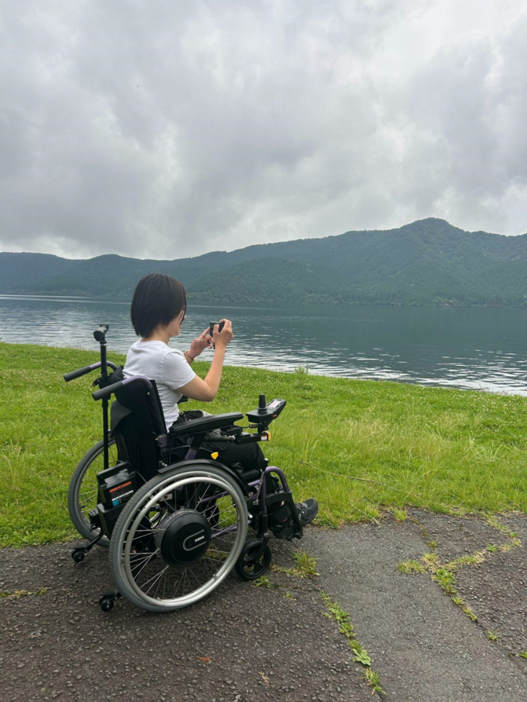 箱根旅行で芦ノ湖を楽しむ車椅子の女性